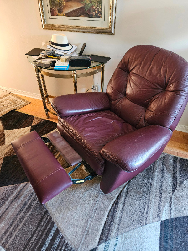 Leather Recliner Chair in Chairs & Recliners in City of Toronto - Image 2