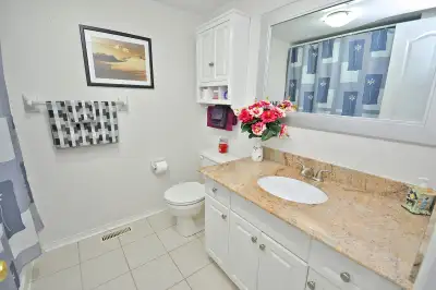 CLEAN Private Room-Move-In Ready. Quite House & Transit Friendly