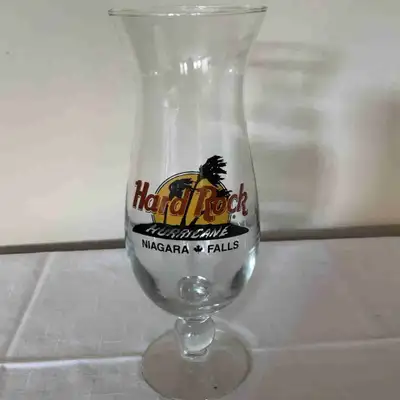 This pre-owned Hard Rock Cafe Hurricane glass features the iconic Niagara Falls branding and is in e...