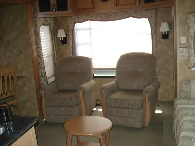 2008 Everest 305t avec panneaux solaires (fifth wheel) in RVs & Motorhomes in Victoriaville - Image 5