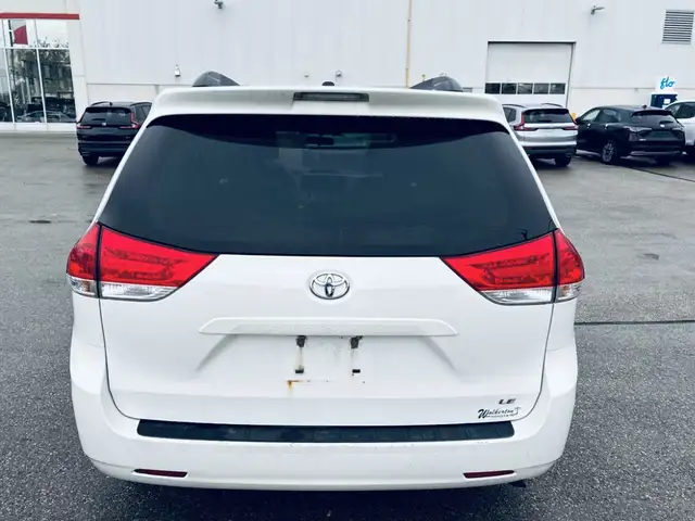 Toyota Sienna in Cars & Trucks in City of Montréal - Image 4