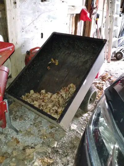 Remorque utilitaire de jardin, aussi appelée remorque de VTT ou tracteur de pelouse. Note importante...