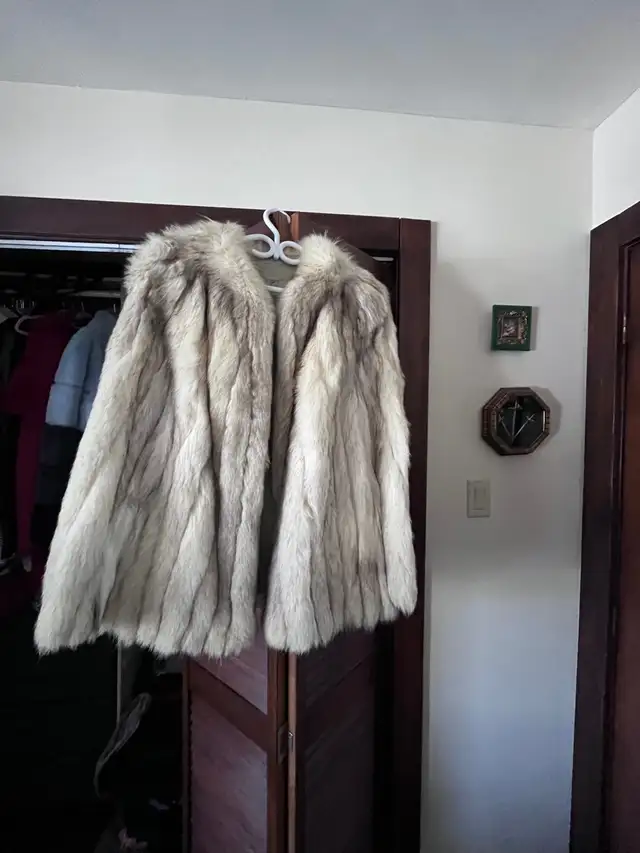 manteau de fourrure véritable in Women's - Tops & Outerwear in West Island - Image 2