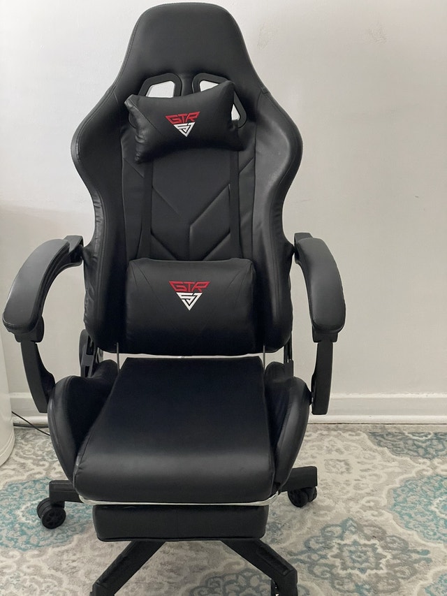 Gaming chair reclines and leg foot rest black leather Chairs & Recliners Ottawa Kijiji