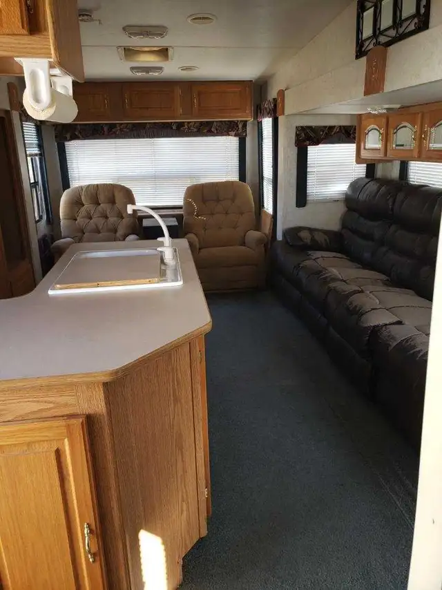 2002 sportsman 5th wheel trailer in Travel Trailers & Campers in Regina - Image 4