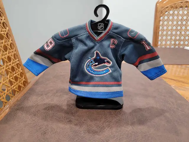 Mini Vancouver Canucks Markus Näslund Jersey w/ Stand