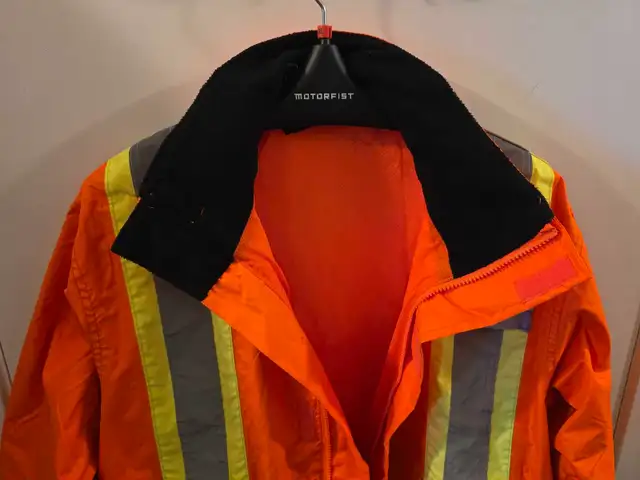 rain jacket pioneer medium in Men's in Edmonton - Image 3