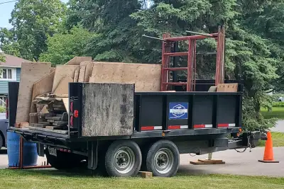 Remorque Dompeur 80" X 148" dimension interieur. 6 tonnes, 2 essieux. Toile et rouleau. Rampes poir...