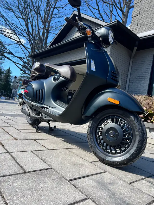 Vespa de collection 946 EMPORIO ARMANI in Scooters & Pocket Bikes in Laval / North Shore - Image 4