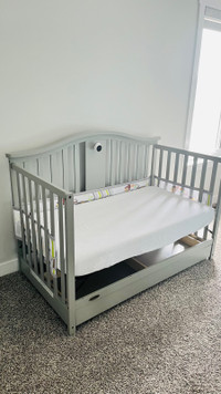 Baby/ Toddler Crib 4-in-1 Graco Solano