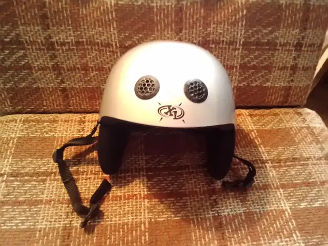 Winter Sports helmet Size S (52-54 cm). Skates s.13,3,4,5,7. in Skates & Blades in Ottawa - Image 8