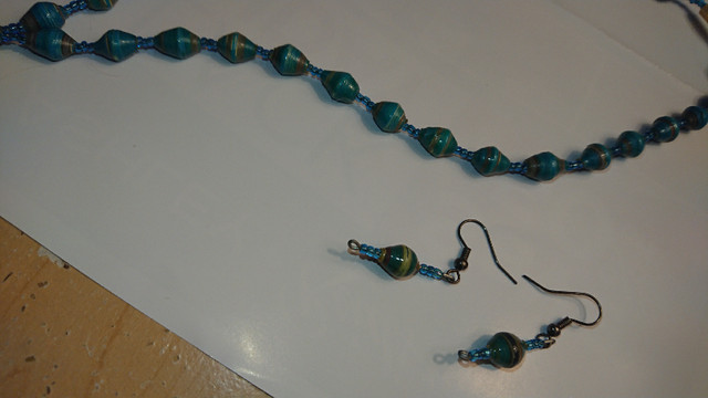 Paper bead necklace earrings and bracelets  in Jewellery & Watches in Thunder Bay - Image 2