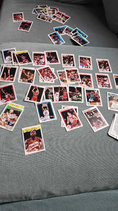 Explorez un morceau de l'histoire du basketball avec cet ensemble de cartes de NBA Hoops! Bien qu'el...