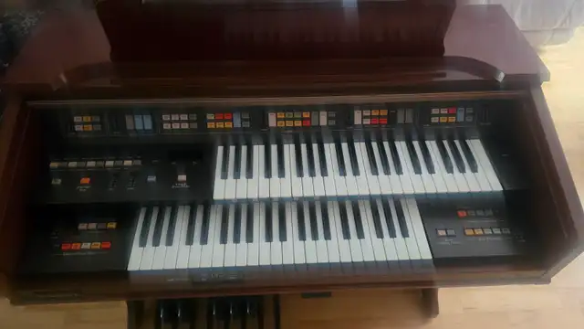 Piano ou orgue a donner en bonne etat in Pianos & Keyboards in City of Montréal - Image 5