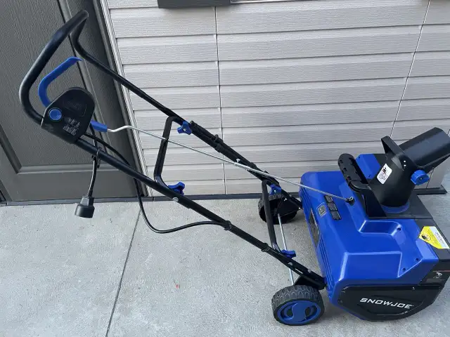 Snow Blower Electric Snow Joe 22 Snow Thrower in Snowblowers in Oshawa / Durham Region - Image 6