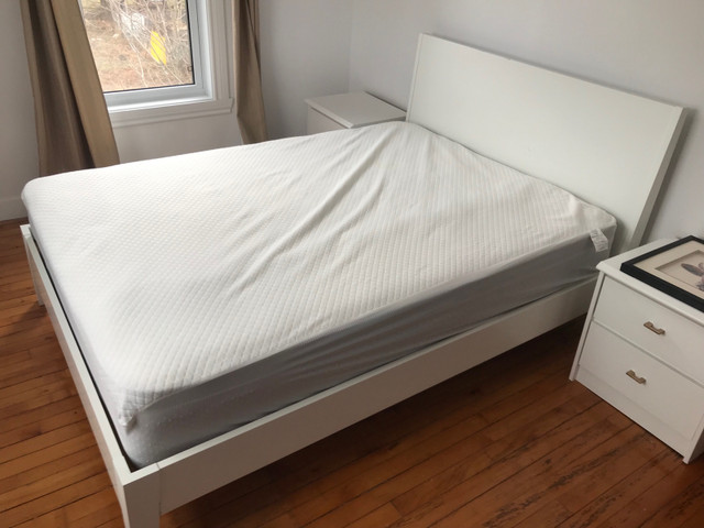 Base de lit double blanche Ikea dans Lits et matelas  à Granby