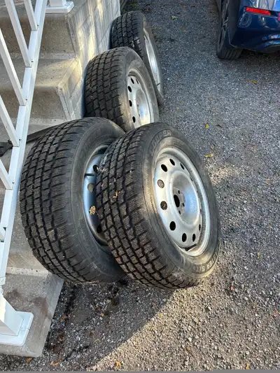 Cooper Weather Master -Snow Groove Snow Tires Set of 4 on rims / less than 3000km use -225/60 R17 On...