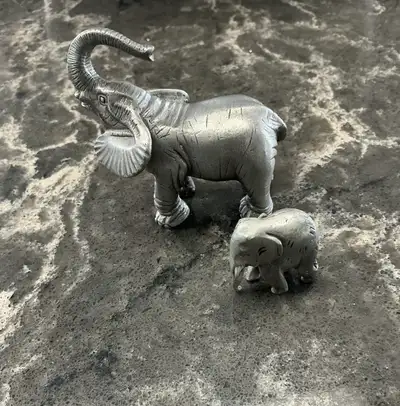 REDUCED: Pair of Vintage Gatehouse Studios Pewter elephants larger one is 2.6” x 2.6” in excellent c...