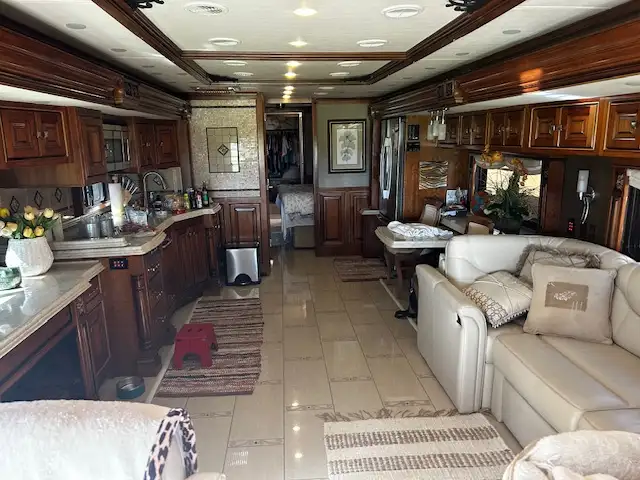 2013 45' Tiffin Zephyr for sale in RVs & Motorhomes in Grande Prairie - Image 8