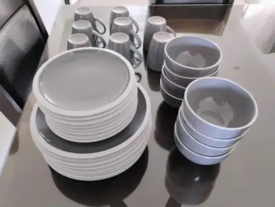 Set de vaisselle  (32 pièces) à vendre 20$, View more