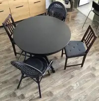 Table ronde de cuisine et quatres chaises
