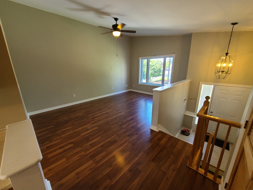 Great location, 3 bedrooms, 2 bathrooms full house 4