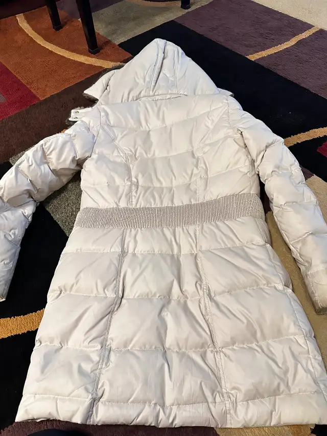 Woman’s down jacket in Women's - Tops & Outerwear in Mississauga / Peel Region - Image 3