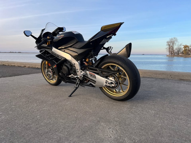 2022 Aprilia RSV4 Factory 1100 dans Motos sport  à Ouest de l’Île
