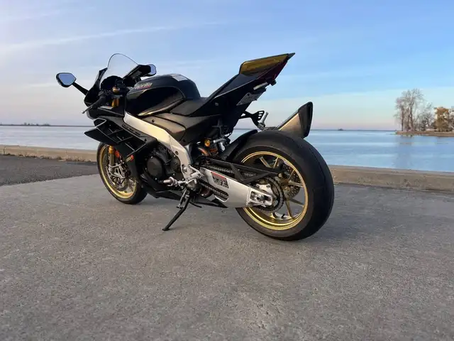 2022 Aprilia RSV4 Factory 1100 in Sport Bikes in West Island - Image 2