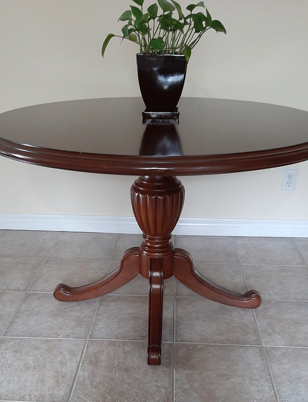 $240 KITCHEN/DINING TABLE - BOMBAY CO. - 48" in Garage Sales in Windsor Region - Image 2