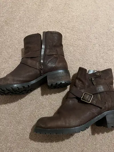 Women’s boots size US 7.5, View more