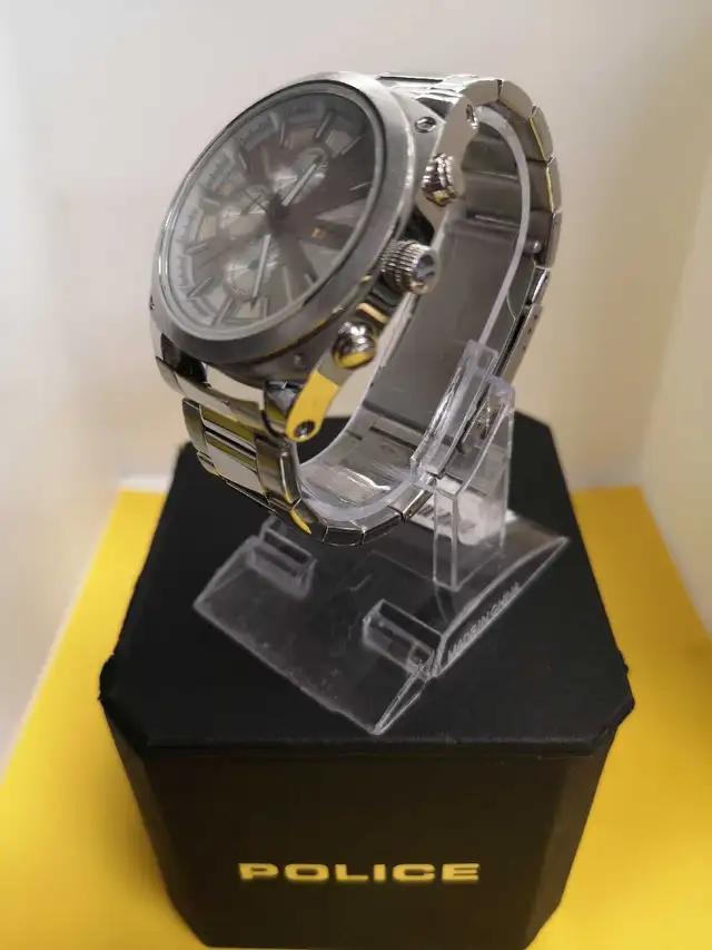 Montre robuste pour homme in Jewellery & Watches in City of Montréal - Image 2