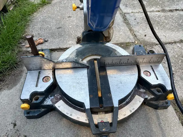 Mitre Saw 10” used working condition pickup only @ Glynn rd ajax in Power Tools in Oshawa / Durham Region - Image 3