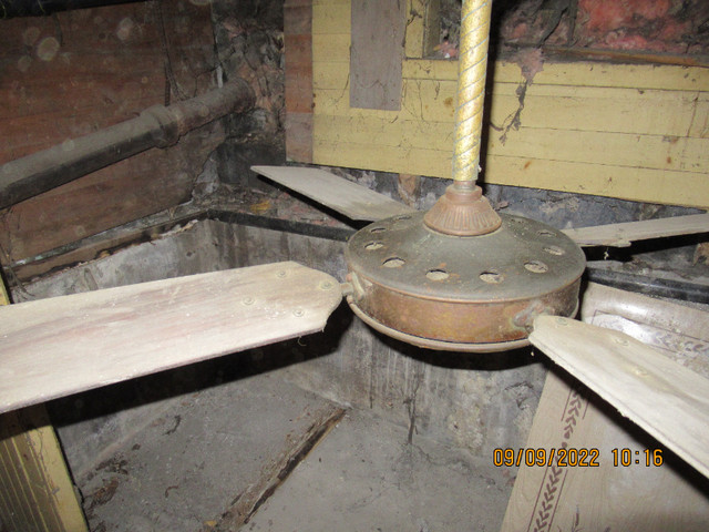 Ventilateur 115Volt Antiquité datant de 75ans (approx) dans Éclairage intérieur et plafonniers  à Ouest de l’Île - Image 3