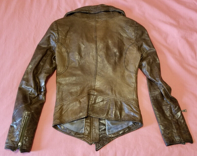 Danier leather jacket - ladies in Women's - Tops & Outerwear in Markham / York Region - Image 2