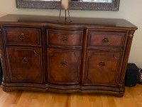 Beautiful and in showroom condition this solid wood cabinet.