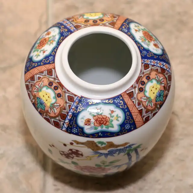 Japanese Miyako Imari Ware porcelain vase in Home Décor & Accents in Edmundston - Image 3