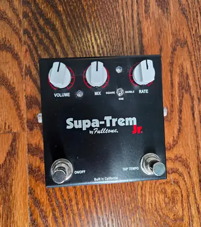 Selling a Fulltone Supa-Trem Jr tremolo pedal in excellent condition.