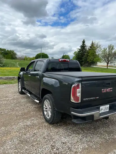 2017 GMC Canyon SLT crew cab, full leather interior, tonneau cover, bed liner, LED headlights, very...