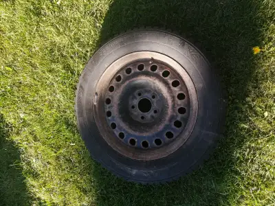 4 pneus avec Rim, servis 1 à 2 hiver maximum, encoee en bonne état. Les rims sont plus âgés mais enc...