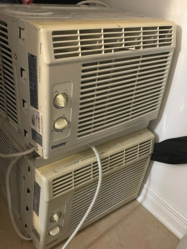 2 air conditioners 5000U dans Chauffages et humidificateurs  à Ville de Montréal