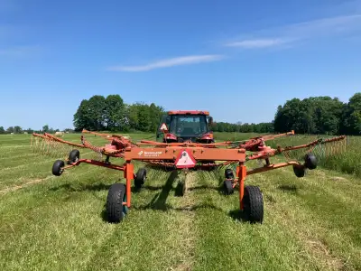 Kverneland Taarup 9084 c hay rake. Adjustable swath width from 24-26 feet. Rakes lift up to clear sw...