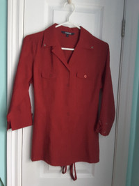 Chemise rouge manche ¾ avec cordon s’attachant dans le dos femme