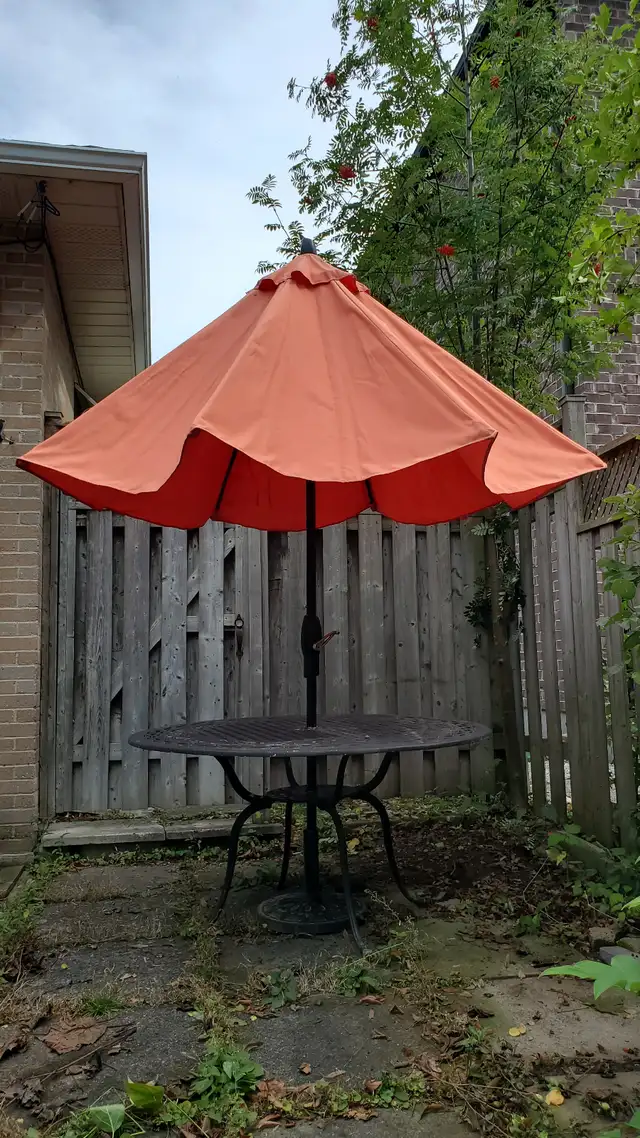 Patio round cast aluminum table and umbrella with base stand. in Patio & Garden Furniture in City of Toronto - Image 4