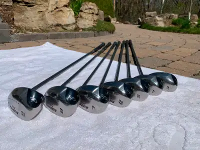 Ensemble complet de bâtons de golf comprenant sac / bois / fers / accessoires. Joueur droitier adult...
