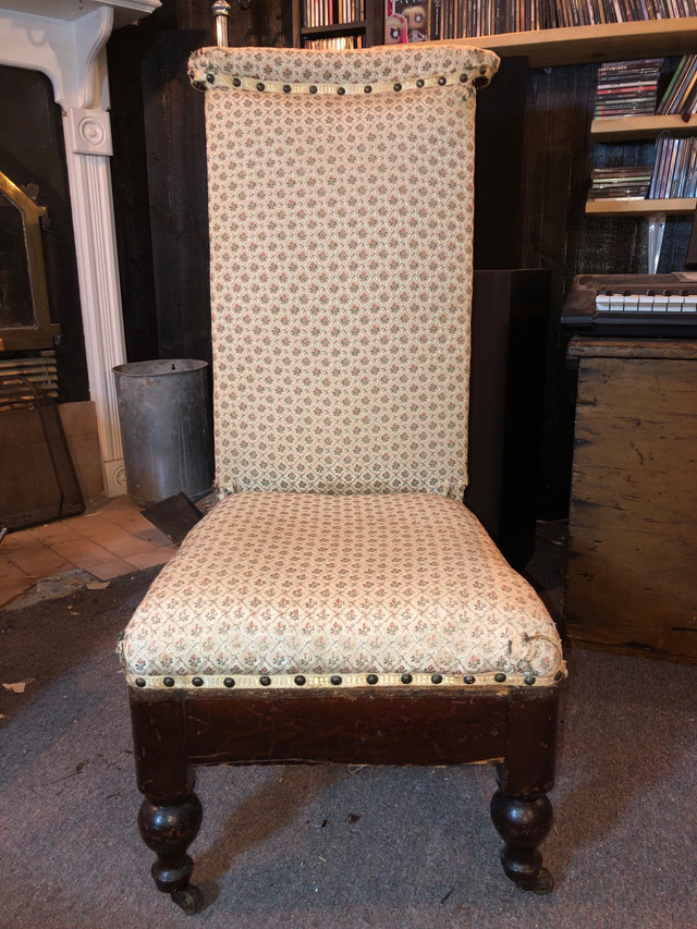 Chaise de prière antique, monastère des Ursulines in Chairs & Recliners in Gatineau