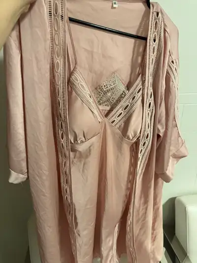 Ajoutez une touche de luxe décontractée à votre garde-robe de nuit avec cet ensemble La Vie en Rose....