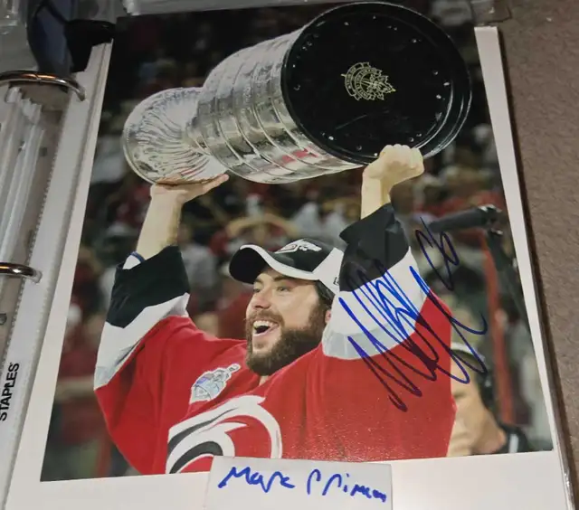 Matt Cullen signed 8x10 photos Hurricanes Hockey /Photos signées in Arts & Collectibles in City of Montréal - Image 3