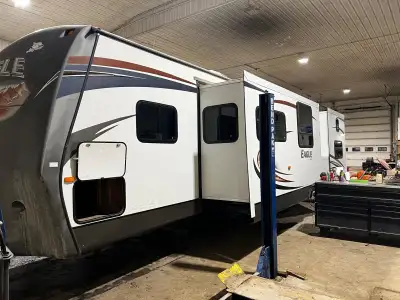 2013 Eagle Jayco holiday trailer for sale! 32 1/2 feet long Quad bunks Three slides Large bedroom in...