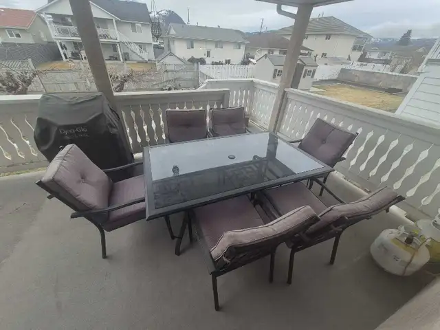 BBQ and table with six chairs  in BBQs & Outdoor Cooking in Kamloops - Image 3